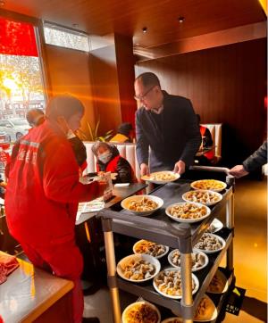 市餐饮行业工会联合会开展冬至送温暖活动